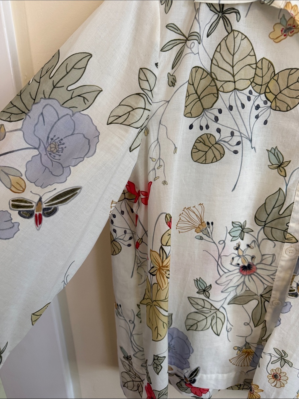 🐝 NWOT🐝 Zara White Floral Pullover Blouse with Buttons - Picture 3 of 5